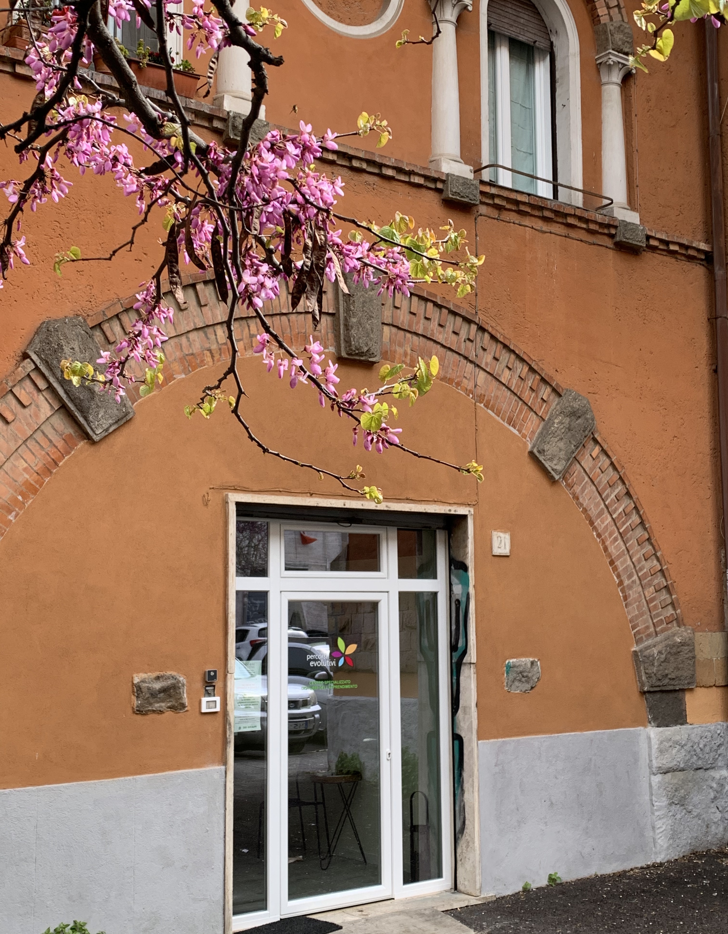 entrata su strada della sede in zona garbatella a roma