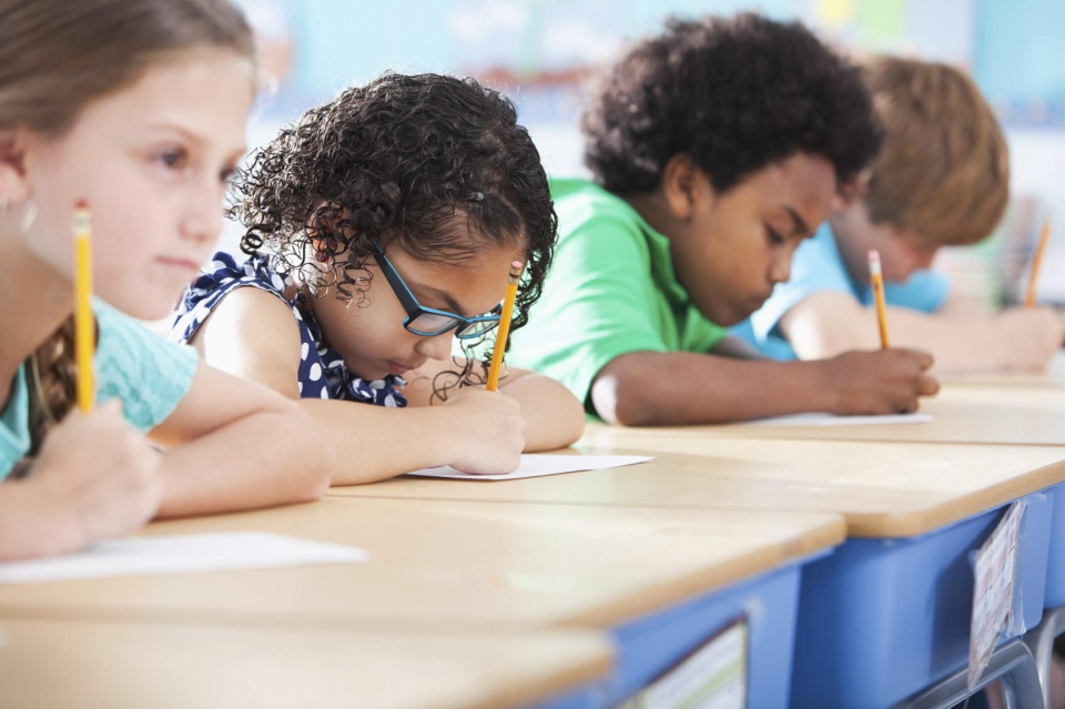 foto di bambini che seguono una lezione nella sede a portuense